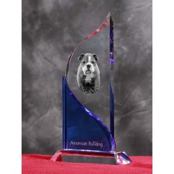 American Bulldog. Die Statuette ist aus optischem Glas gefertigt.