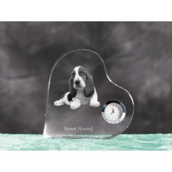 Basset - orologio di cristallo a forma di cuore con l'immagine di un cane di razza.
