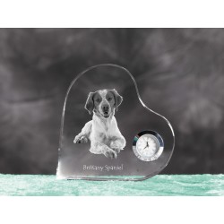 Brittany spaniel- Kristalluhr in Form eines Herzens mit dem Bild eines reinrassigen Hundes.