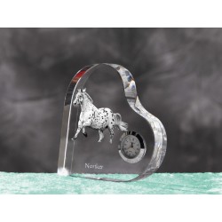 Noriker- Kristalluhr in Form eines Herzens mit dem Bild eines reinrassigen Pferdes.