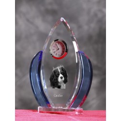 Cavalier King Charles Spaniel, Kristall-Uhr in der Form eines Flügel mit einem Bild von einem Hunde.