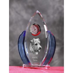 Norfolk Terrier, Kristall-Uhr in der Form eines Flügel mit einem Bild von einem Hunde.